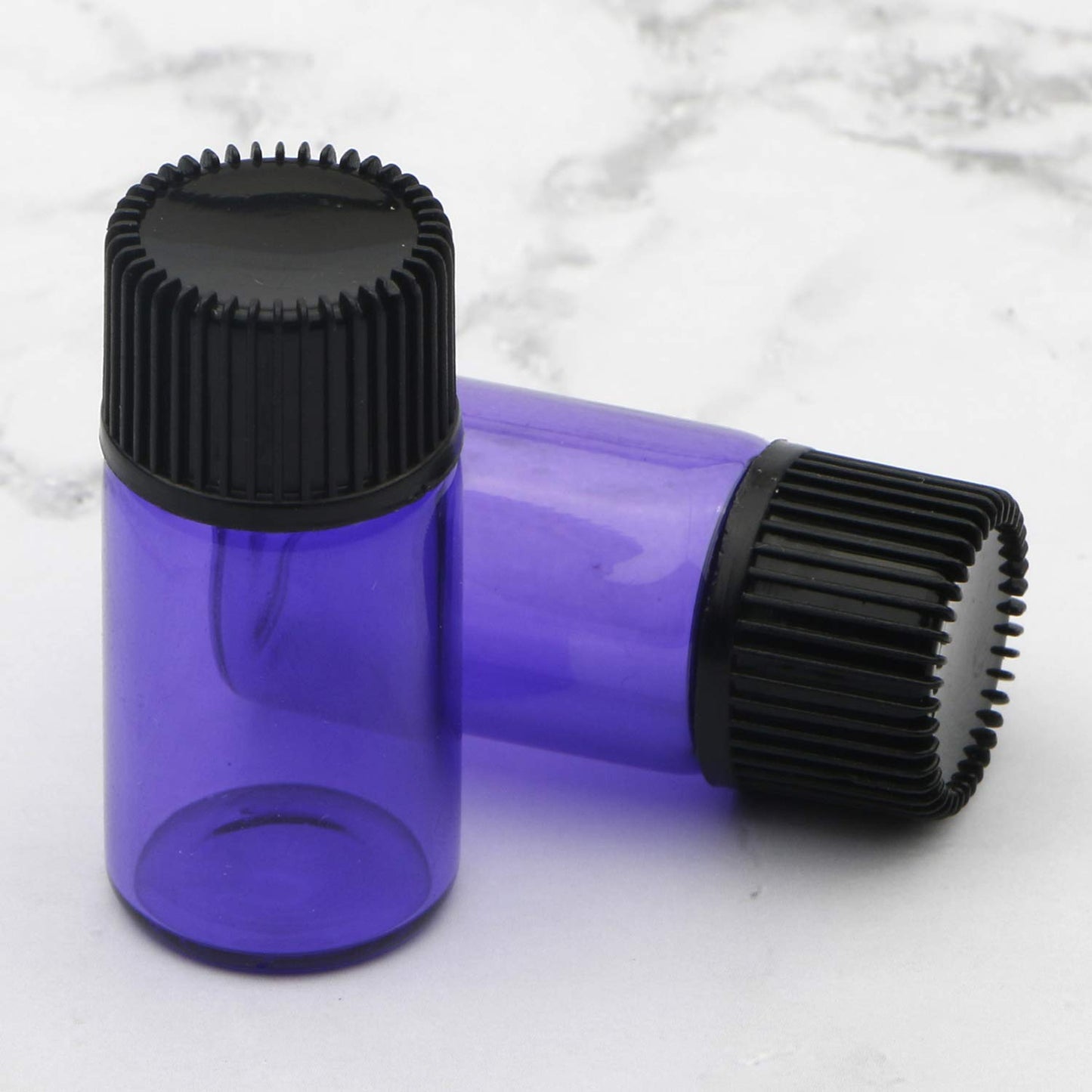 Unxuey 20Pack Portable Mini Glass Sample Vials Bottle with Orifice Reducer Black Screws Cap Essential Oils Diffuser Jar for Perfume Water Tea Oils Sample Display Purple