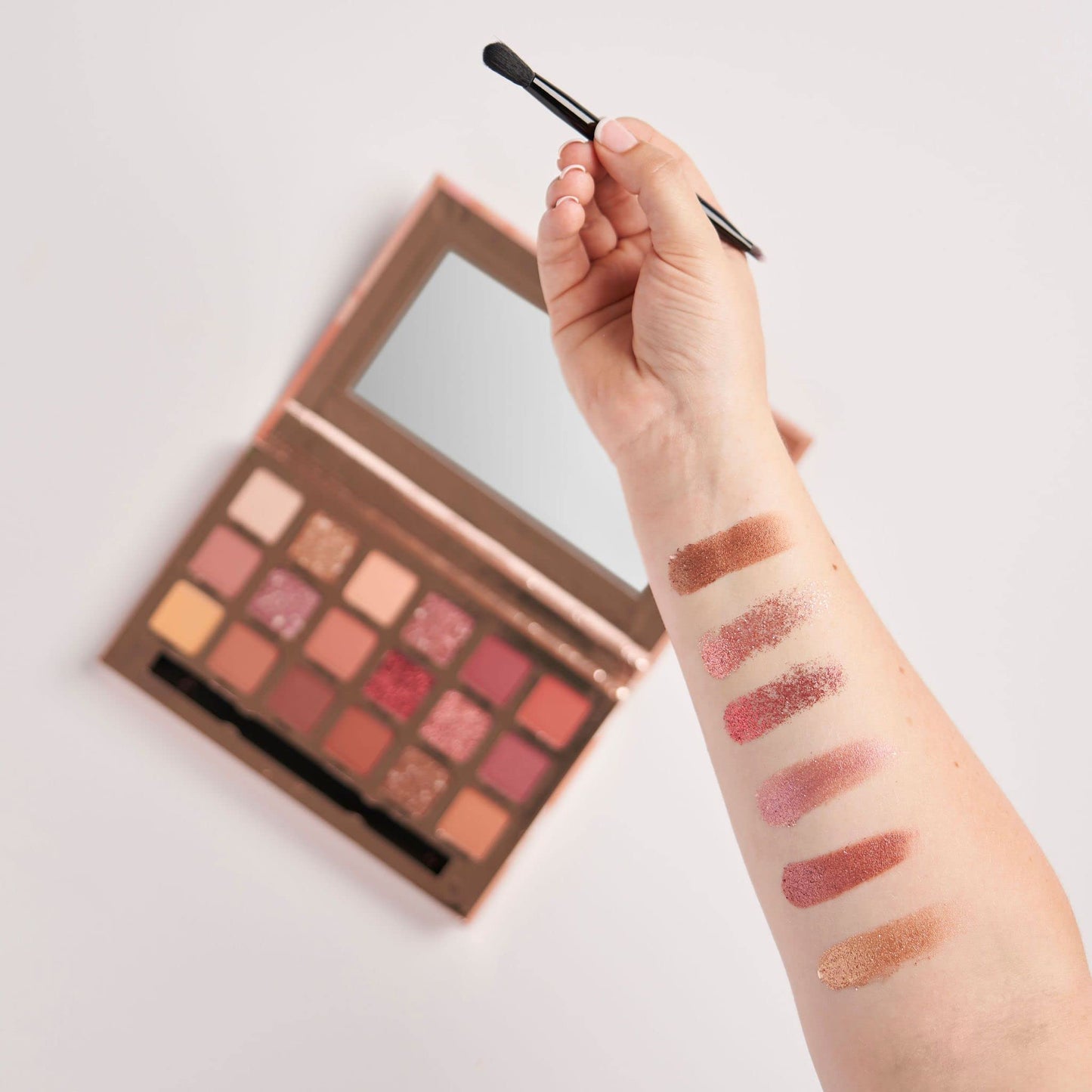 W7 Socialite Pressed Pigment Palette - 18 Pink Nude Colours - Flawless Long-Lasting Glam Makeup