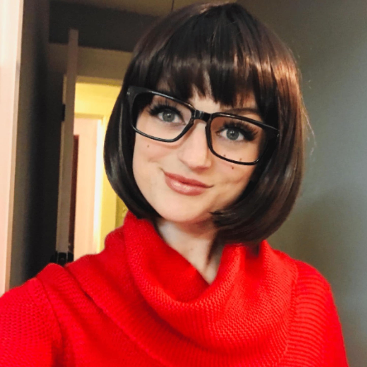 ALLAURA - Brown Bob Wig Velma Wig and Glasses - Sexy Velma Costume Adult Women Velma Cosplay Flapper Wig With Bangs Dora Wig Brown Bob + Black Glasses Velma Costume Set